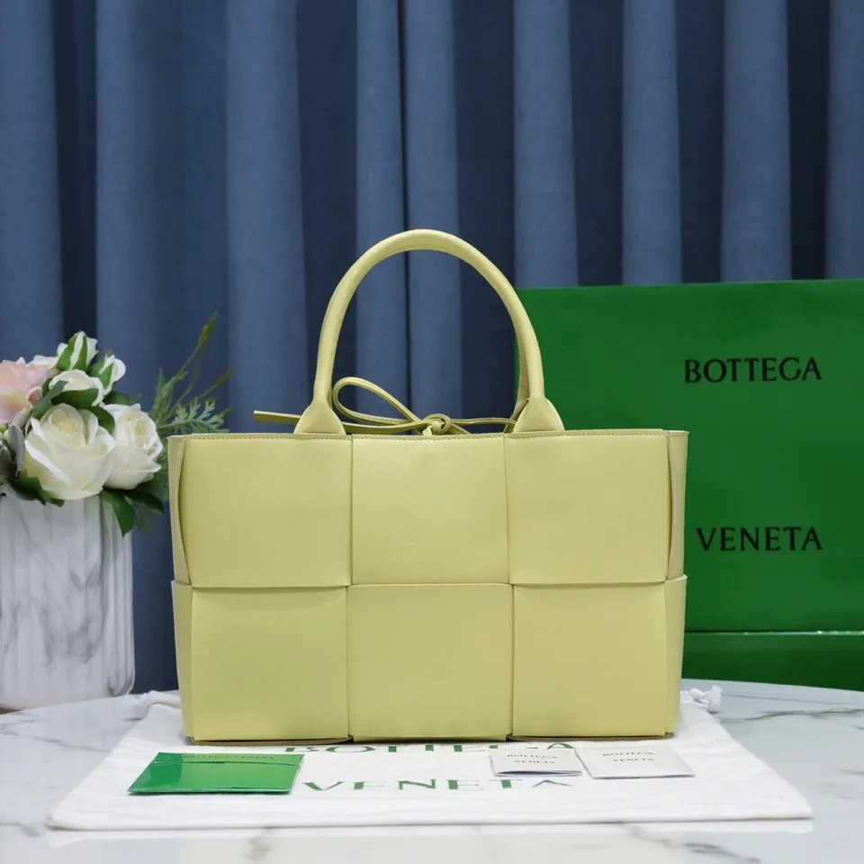 Batch 1760 medium arco, BottegaVeneta# official website latest sheepskin with inner sheepskin SLIP tote handbag, and the logo has been changed to the side panel😍The oversized woven design really makes it a huge gap from ordinary tote bags🔗🔗Different color combinations inside and outside ⛓Daniel Lee leads the brand's DNA to continue to evolve with fresh inspiration🧬🧬showing a balanced style of luxury and reality👉: 30*20*12 Model: 9893#